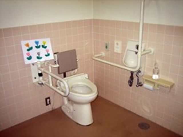 安心できるトイレ トイレ 安全に配慮されたトイレは、手すりが設置されており、車椅子利用者にも優しい設計です。