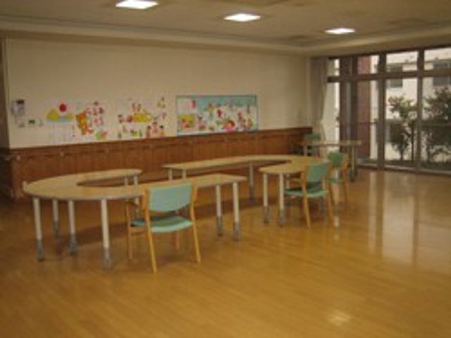 広々とした多目的室 多目的室 自然光が差し込む広々とした空間で、さまざまな活動に利用できます。温かみのあるインテリアが魅力です。