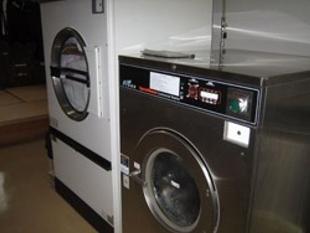 ランドリー機器の部屋 コインランドリー 利用者が快適に使えるランドリー設備です。スタッフが定期的にメンテナンスを行います。