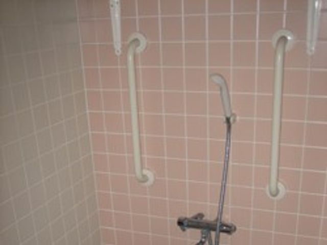 手すり付きの浴室 浴室 安全性に配慮した手すりが設置されたバスルームです。安心してケアを提供できます。