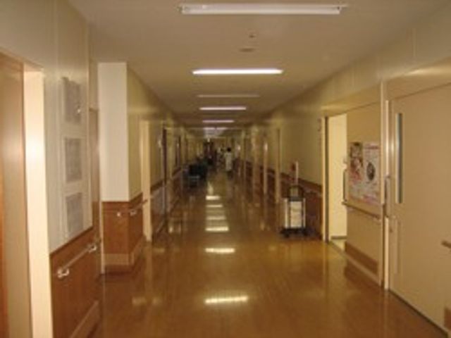 長い廊下の様子 廊下 広々とした廊下で、快適に移動できます。清掃も行き届いており、明るい印象です。