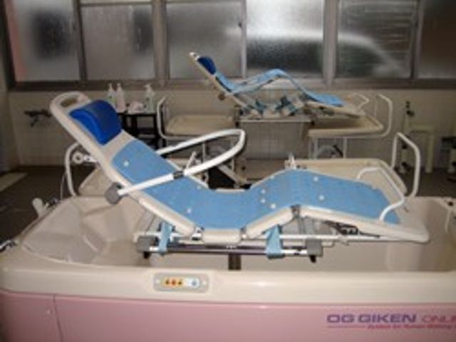 機能的な設備の浴室 浴室 広々とした浴室で、使いやすい設備が整っています。快適な入浴時間を提供しています。