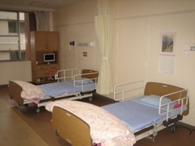 清潔感のある居室 居室   自然光が差し込む明るい空間には、快適に過ごせるベッドが配置されています。