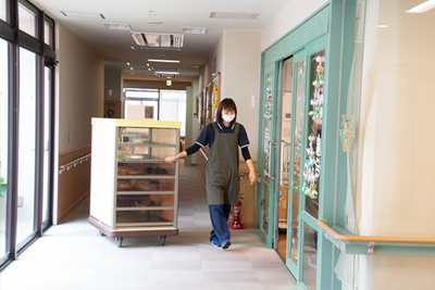明るい廊下での作業
