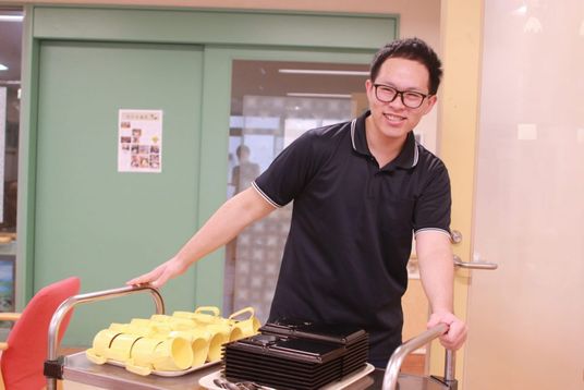笑顔の人物と食器のリビング