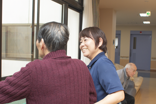 談笑する職員と利用者