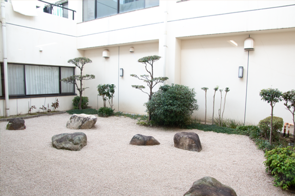 静かな空間の中庭  