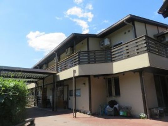 穏やかな建物の外観