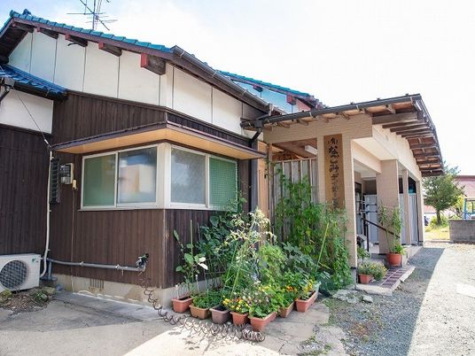 花壇のある外観