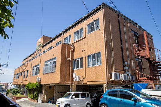 大きな建物の外観