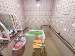 手すり付きの浴室