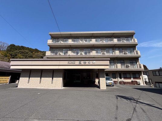 ゆったりとした建物の外観