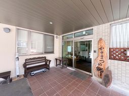広い入り口の屋根付きエントランス