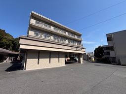 3階建ての建物外観