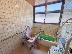 福祉用具が備わった浴室