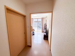 光が入る廊下