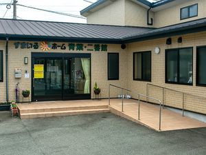 施設の玄関外観  