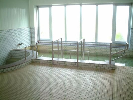 明るい浴室の手すり  