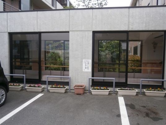 建物正面の外観  
