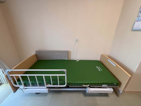 ベッドが置かれた居室内