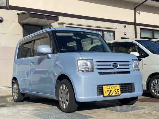 送迎車が停まる外観  