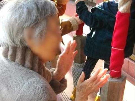 笑顔の高齢者とスタッフ
