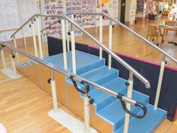 手すり付きの階段練習設備