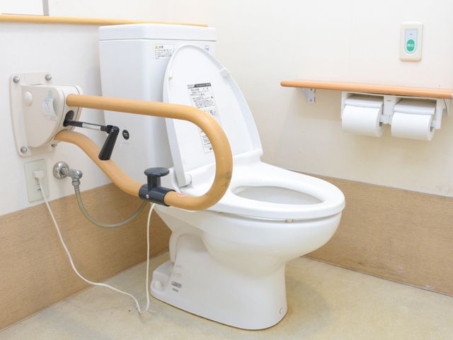バリアフリートイレ トイレ 手すり付きのバリアフリー設計のトイレです。利用者の安全と快適性を考慮し、サポートしやすい環境が整っています。