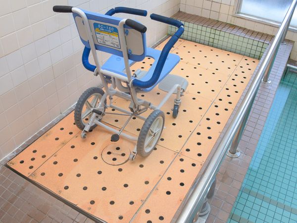 浴室用車椅子とプール