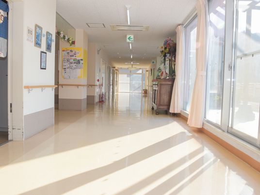 日差し入る明るい廊下