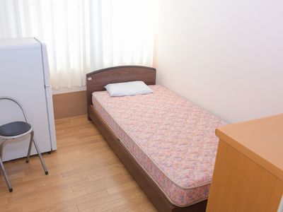 シンプルな居室のベッド