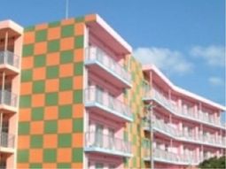 カラフルな建物の外観