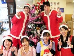 サンタ衣装のスタッフとツリー