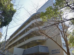 多階層のモダンな建物