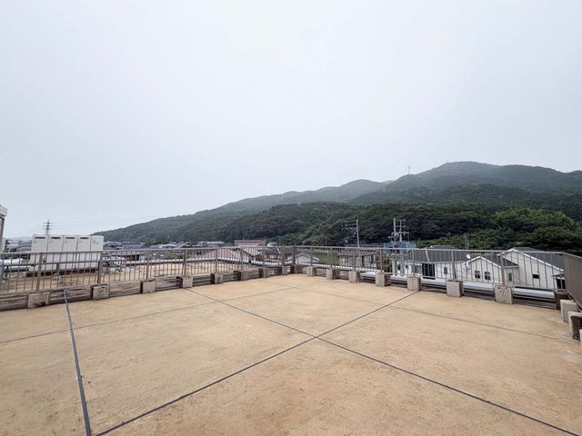 開放的な屋上テラス テラス   広く開放的な屋上テラスです。遠くの山並みを眺めながら、気分転換や会話を楽しめそうです。