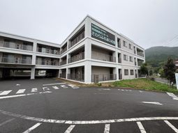 施設外観と駐車場  