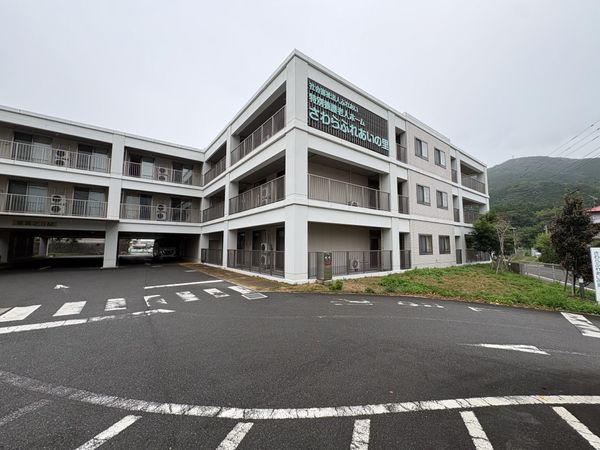 施設外観と駐車場  