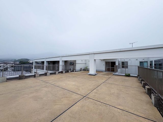 屋上テラスです テラス   広々とした屋上テラスです。手すりがあり、外気に触れながら気分転換しやすい空間です。