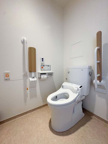 手すり付きトイレ トイレ   白を基調とした清潔感のあるトイレです。手すりが複数あり、介助や見守りをしやすい環境です。