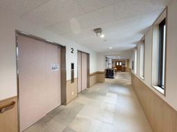 明るい廊下とエレベーターの出入口  