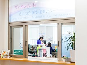 受付カウンターと事務室  