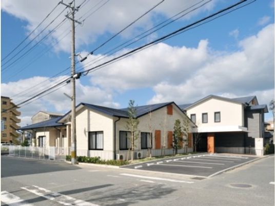 明るい外観の建物