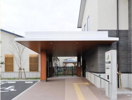 明るい施設のエントランス