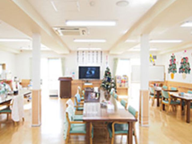 光が差し込む広い部屋 ダイニングルーム 自然光がたっぷり入り、明るく心地よい空間です。広々とした食事の場で、ゆったりと過ごせます。