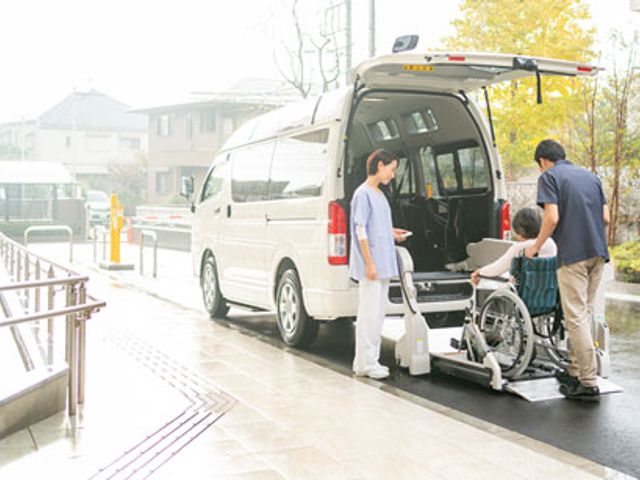 車椅子乗車サポート風景 外観   車椅子の方が安心して乗降できる設備が整った環境です。安全でスムーズなサポートが可能です。