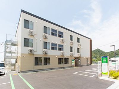 駐車場と建物の外観