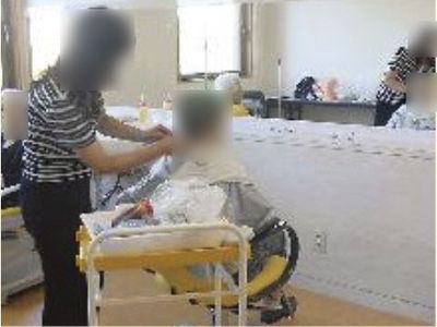 居室で作業する人々