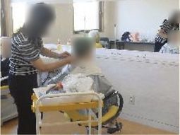 活動する人々の機能訓練室
