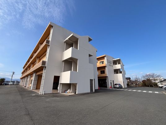 広い駐車場がある建物