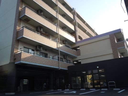 外観の建物入口  